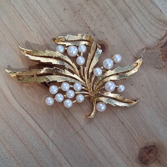 Signed Trifari Vintage Gold Leaf Brooch with Pearls - Picture 1 of 7